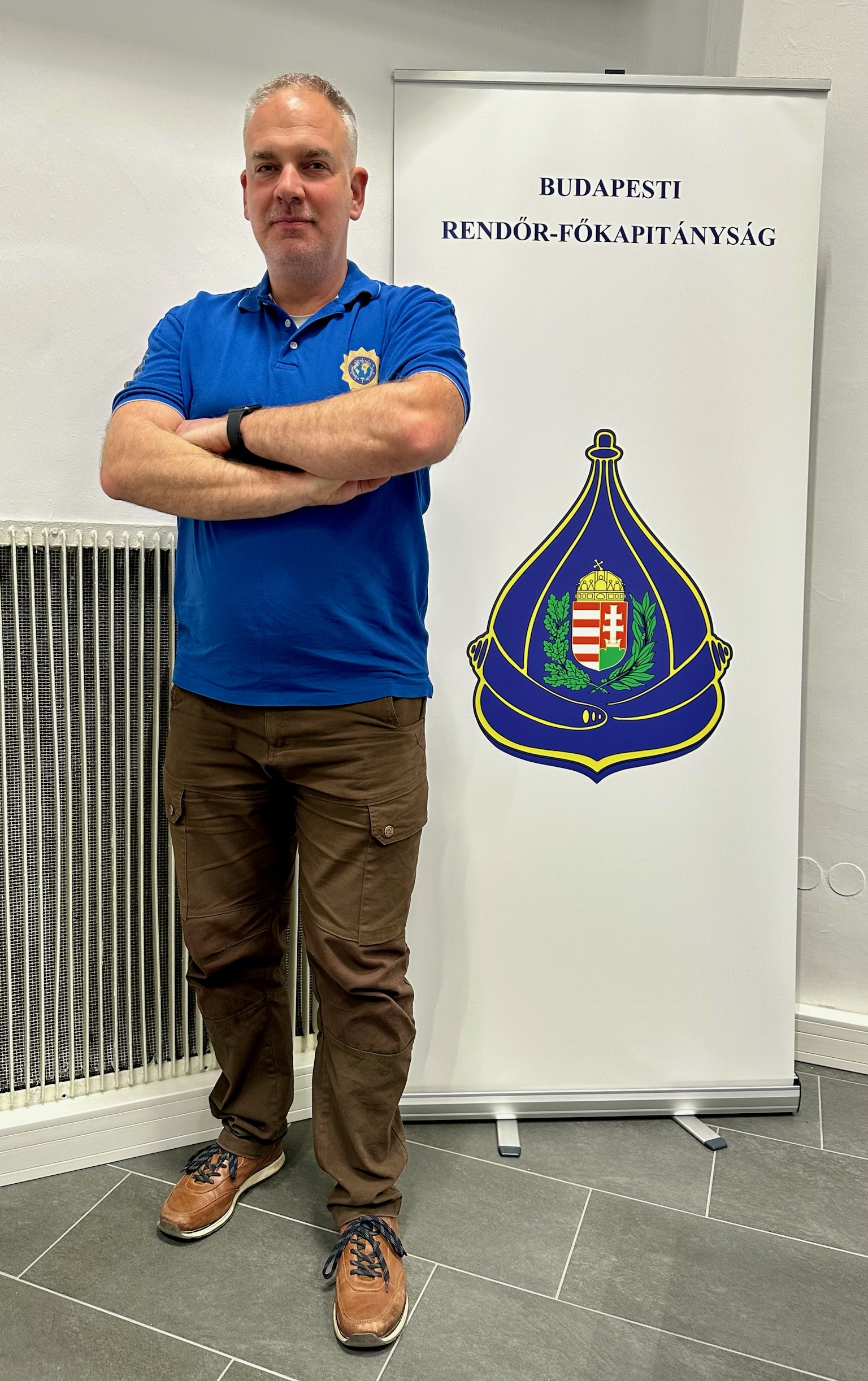 BKP polgárőr a Budapesti Rendőr-Főkapitányság előtt