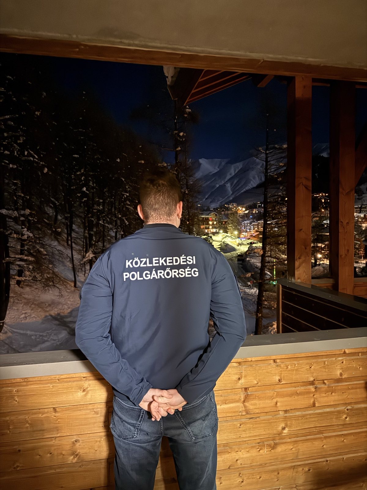 Polgárőr éjszakai szolgálatban, havas hegyi táj